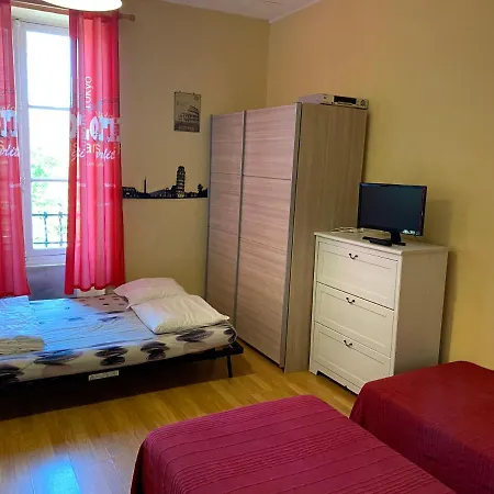 Les Meubles De L'avenue Bouloumie Apartment